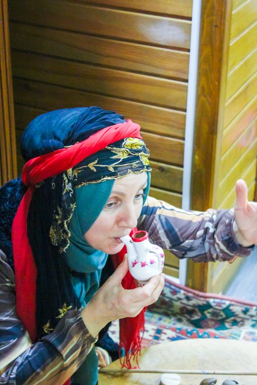 Şennur Ülker düdüklü testi gösteriyor